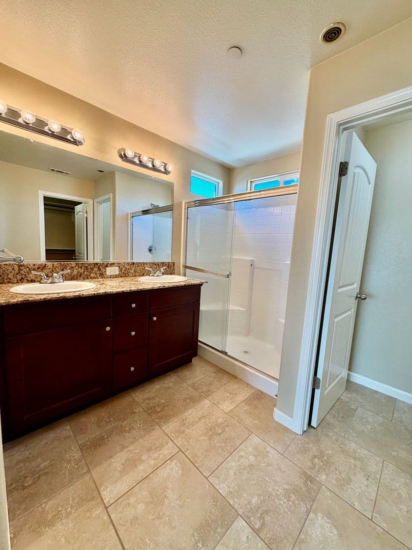 Hanford House: 2404 Chardonnay Place