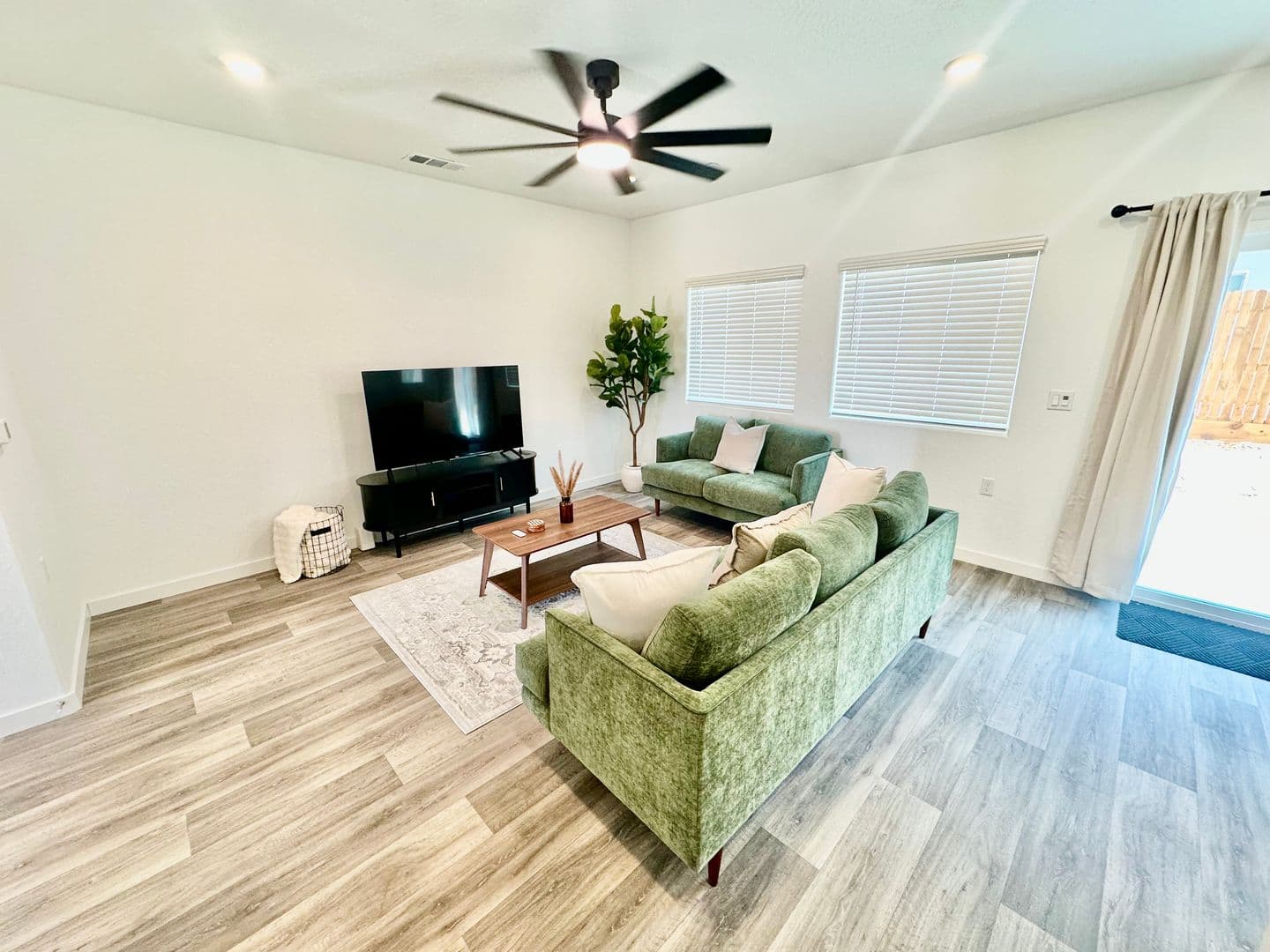 Madera House: 980 Rubcom Rd W