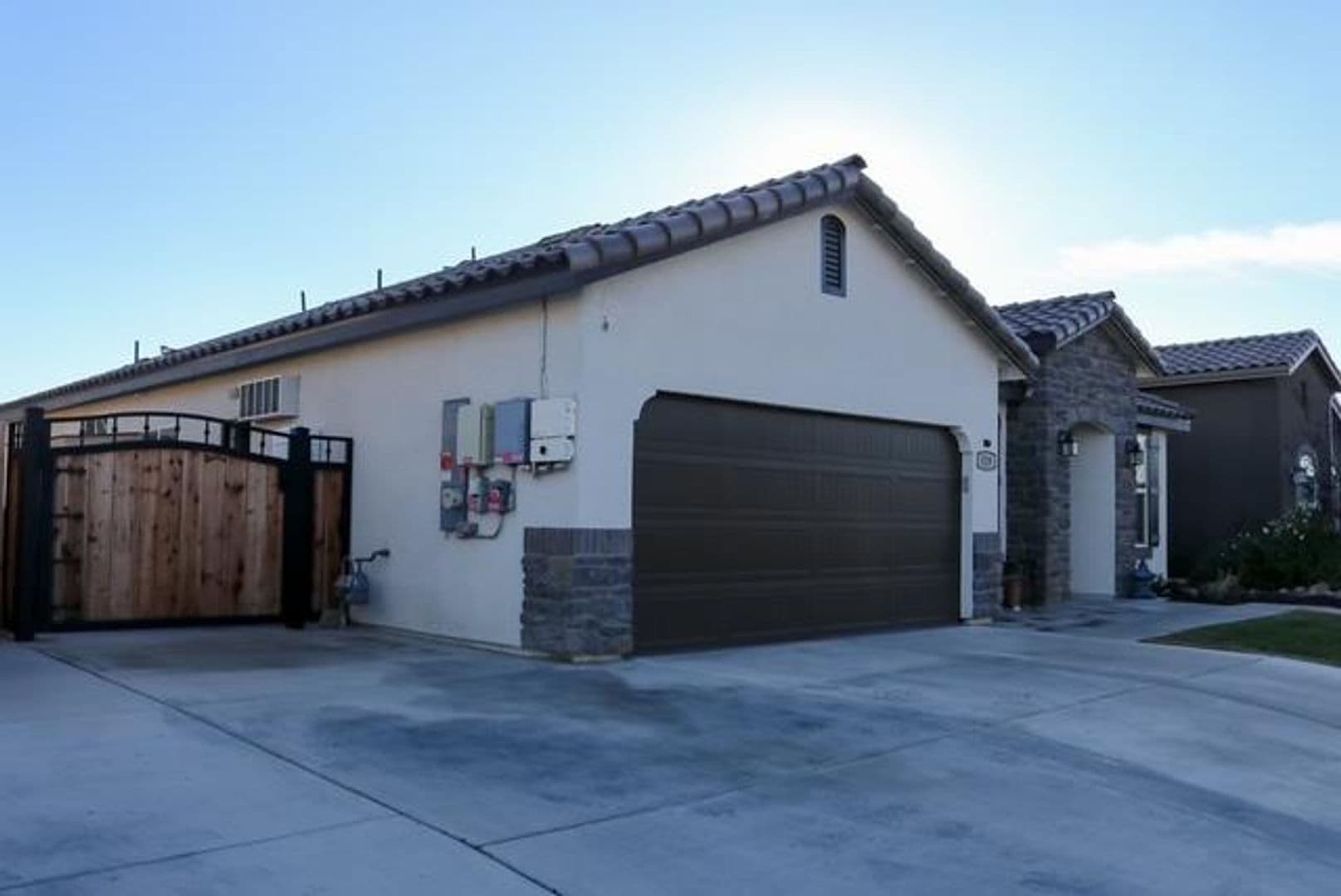 Lemoore House: 729 Castellina St