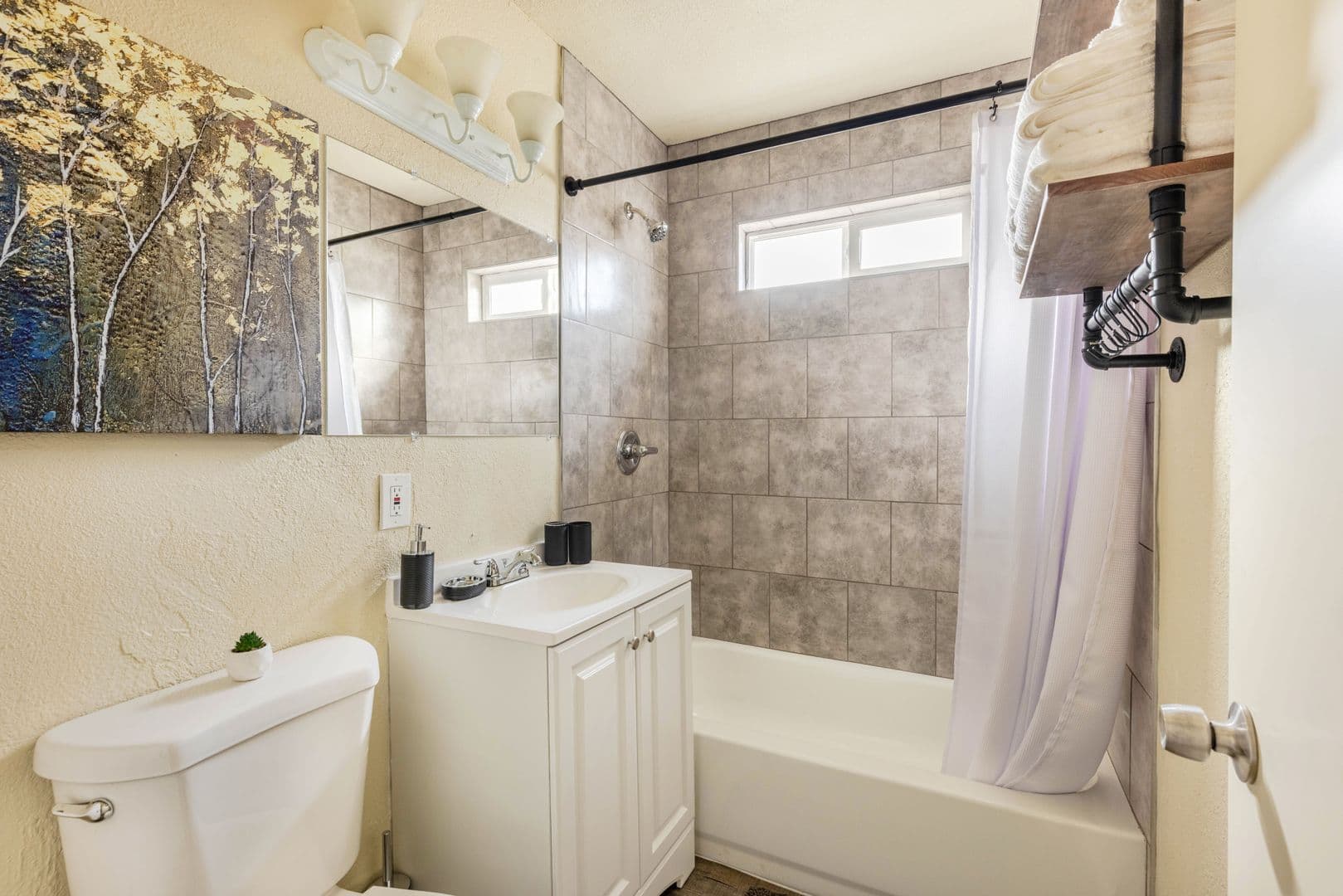 Fresno Apartment: 1329 E San Ramon Ave
