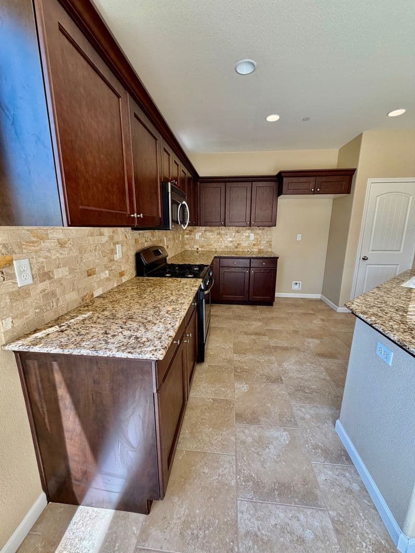 Hanford House: 2404 Chardonnay Place