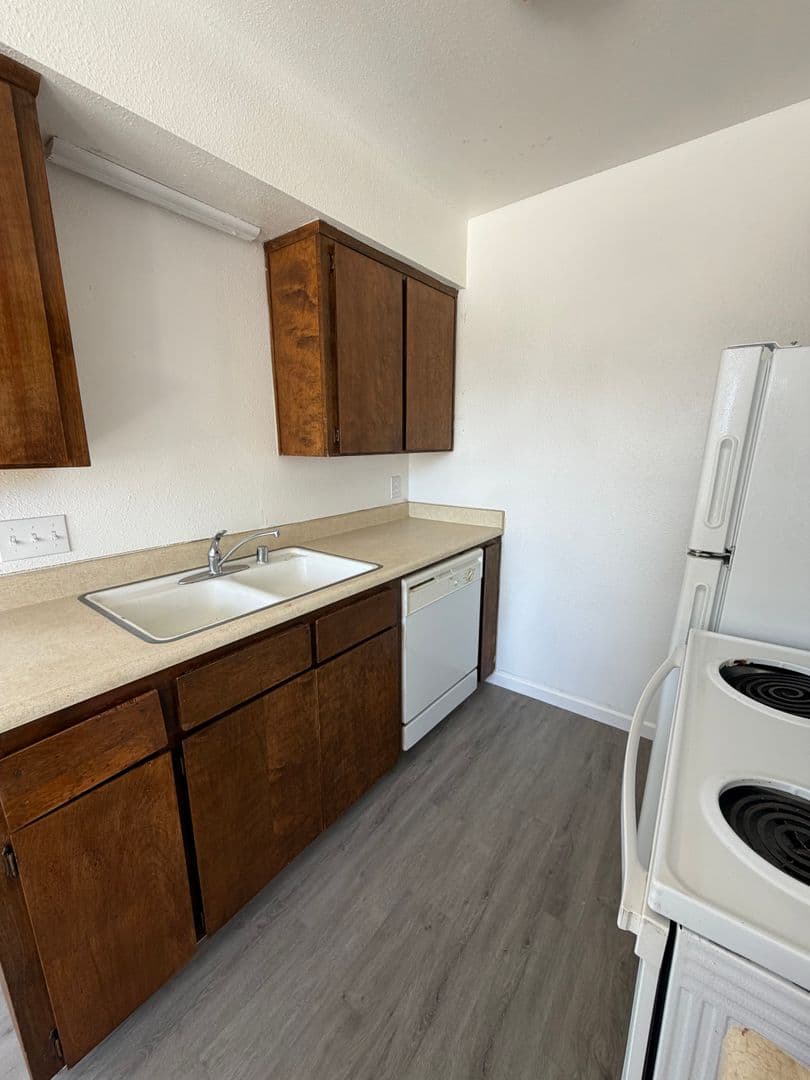 Fresno Apartment: 2015 E Pontiac Way