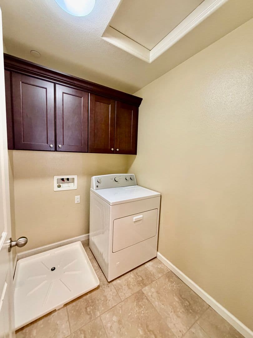 Hanford House: 2404 Chardonnay Place