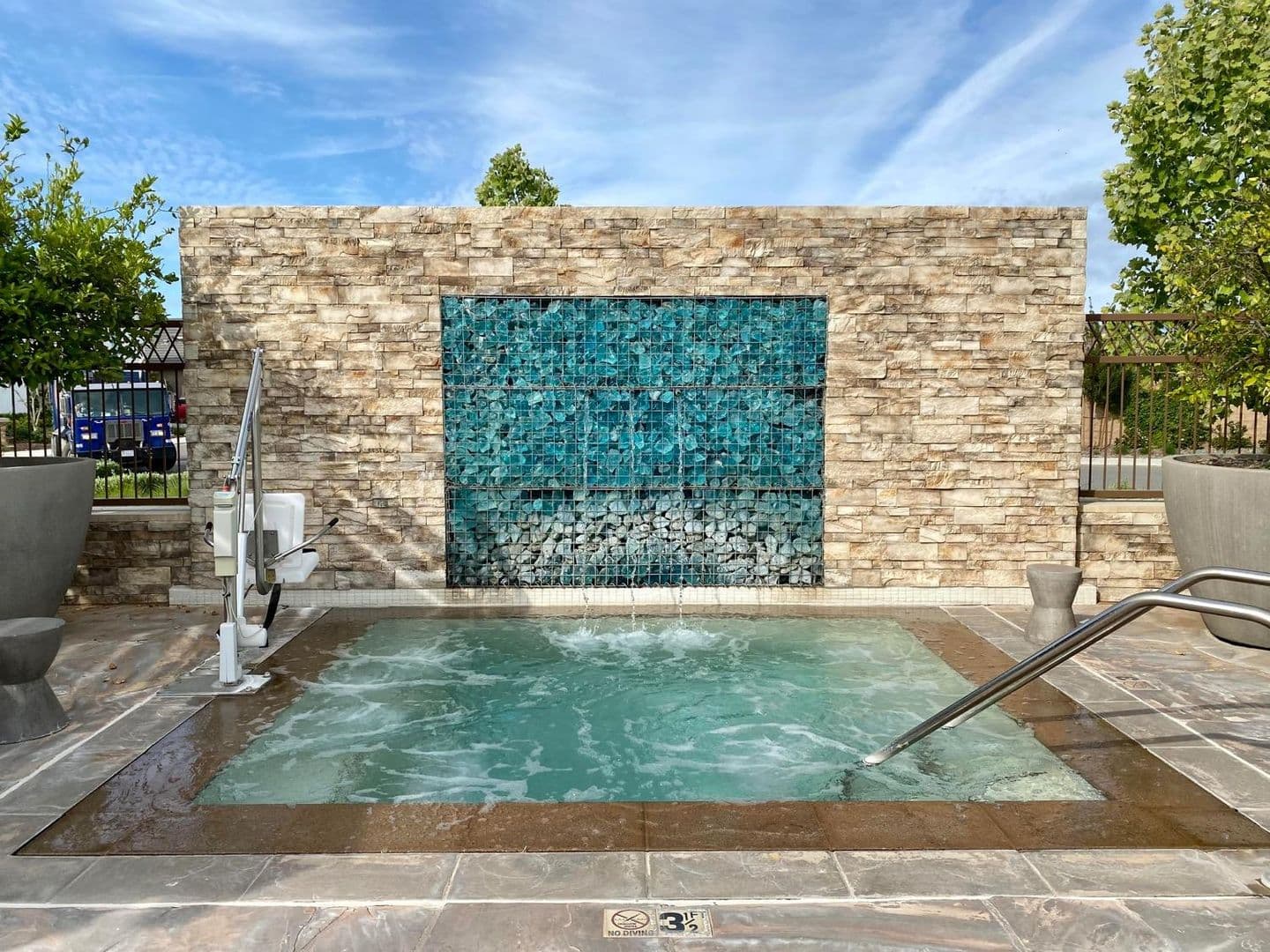Madera House: 980 Rubcom Rd W