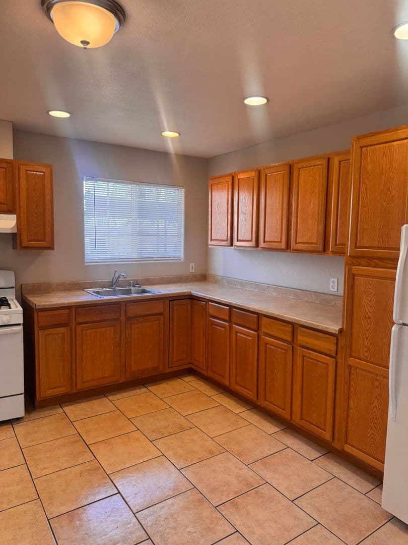 Fresno Apartment: 3115 E Mckenzie
