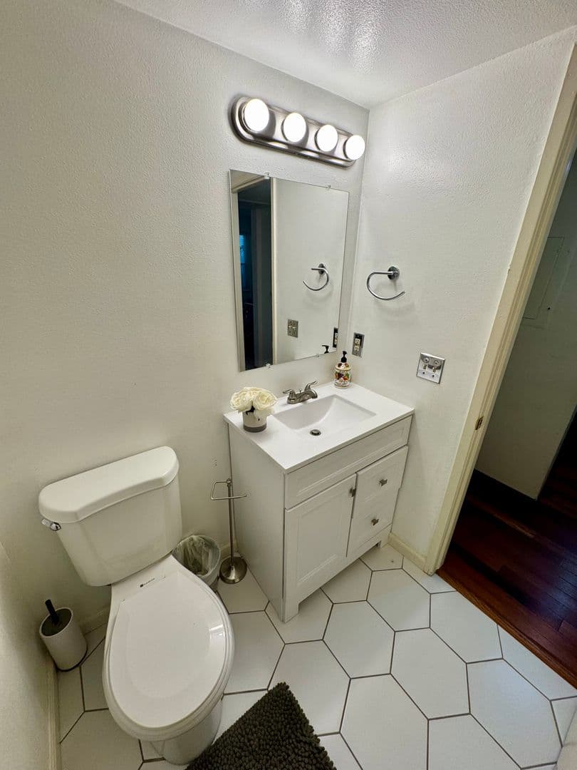 Fresno House: 2890 Huntington Blvd #150