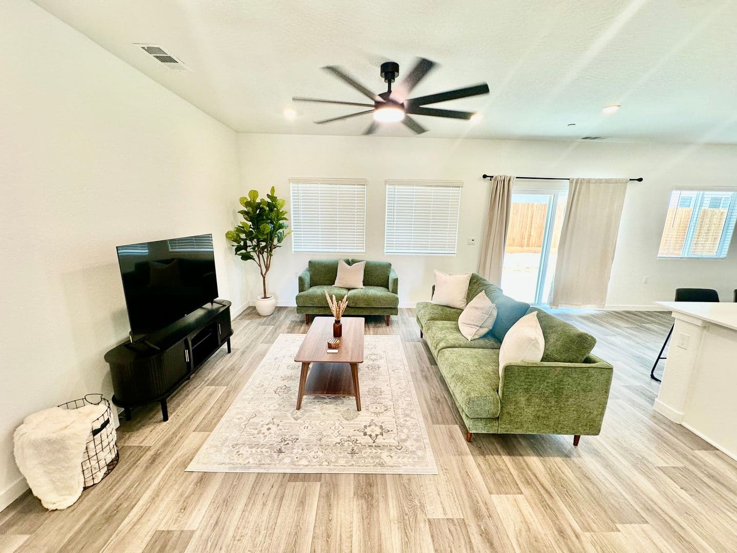 Madera House: 980 Rubcom Rd W