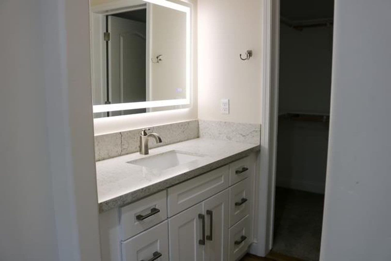 Lemoore House: 729 Castellina St
