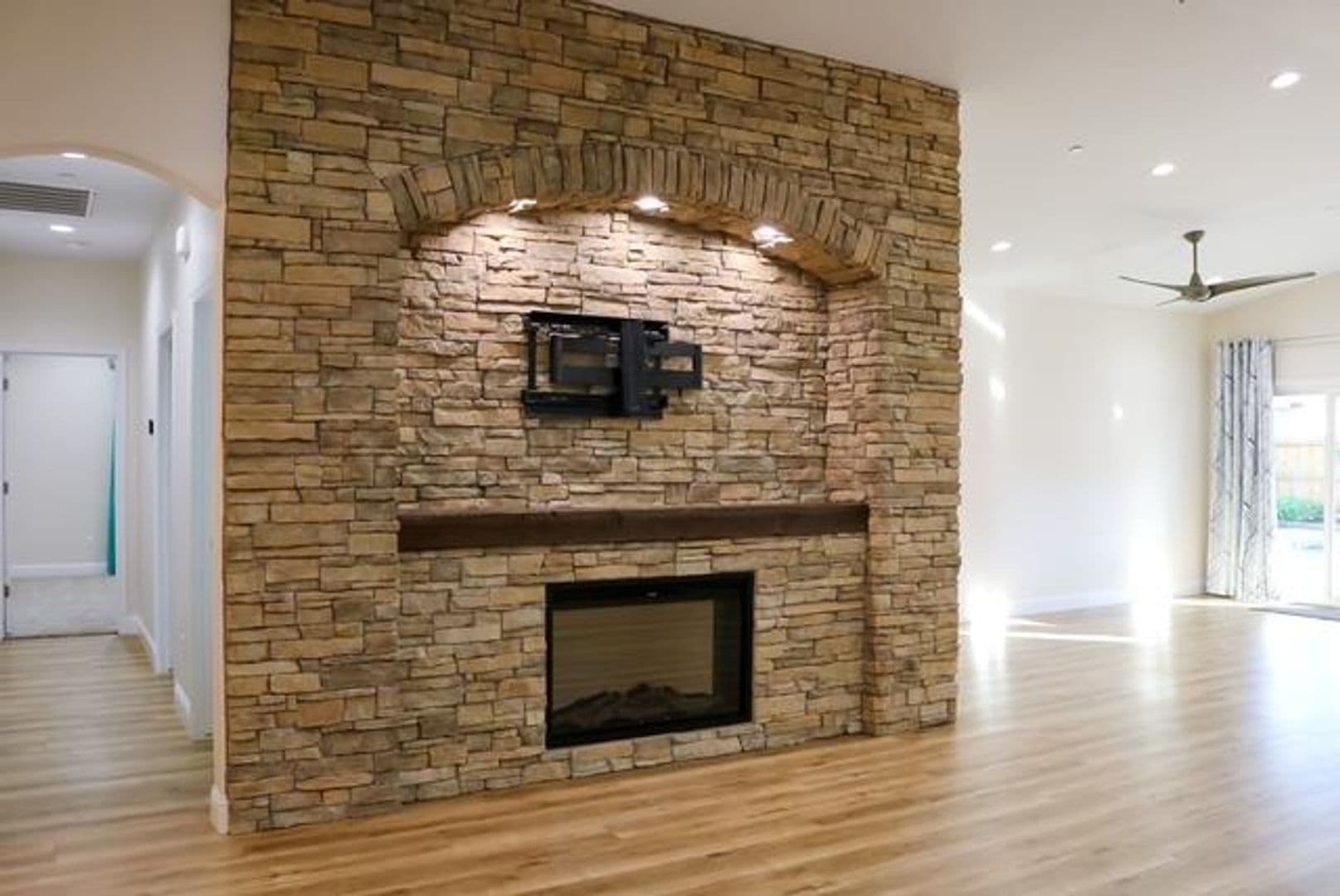 Lemoore House: 729 Castellina St