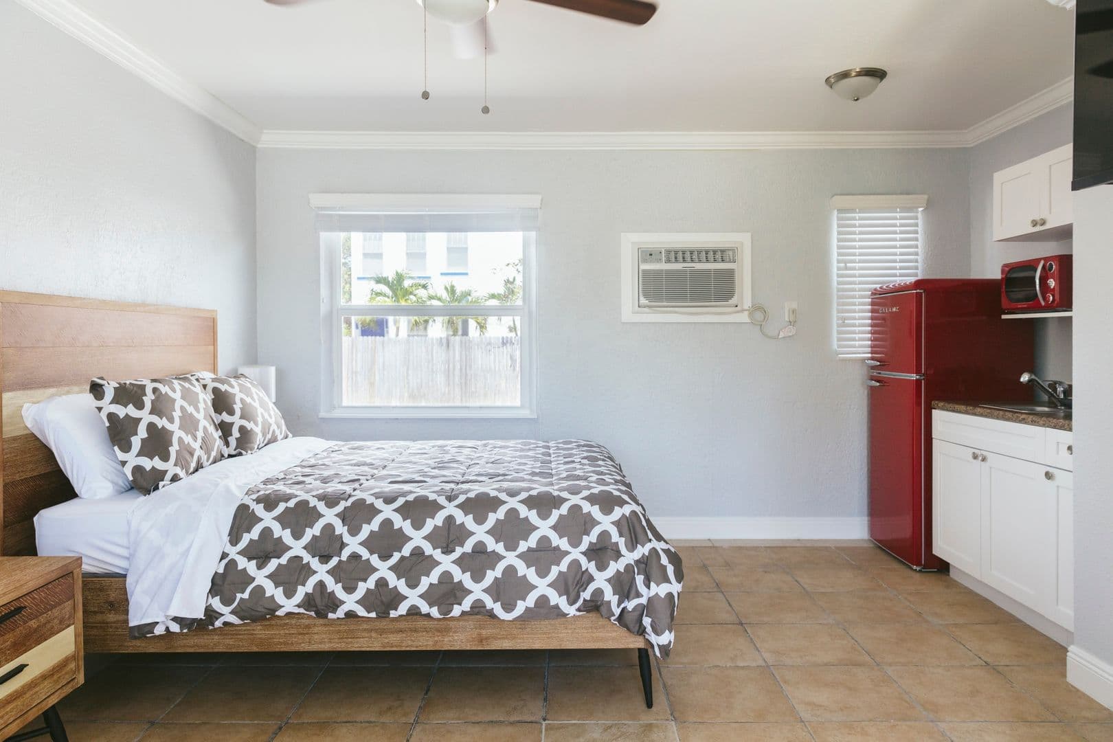 Lake Worth Beach Apartment: 2001 N Dixie Hwy