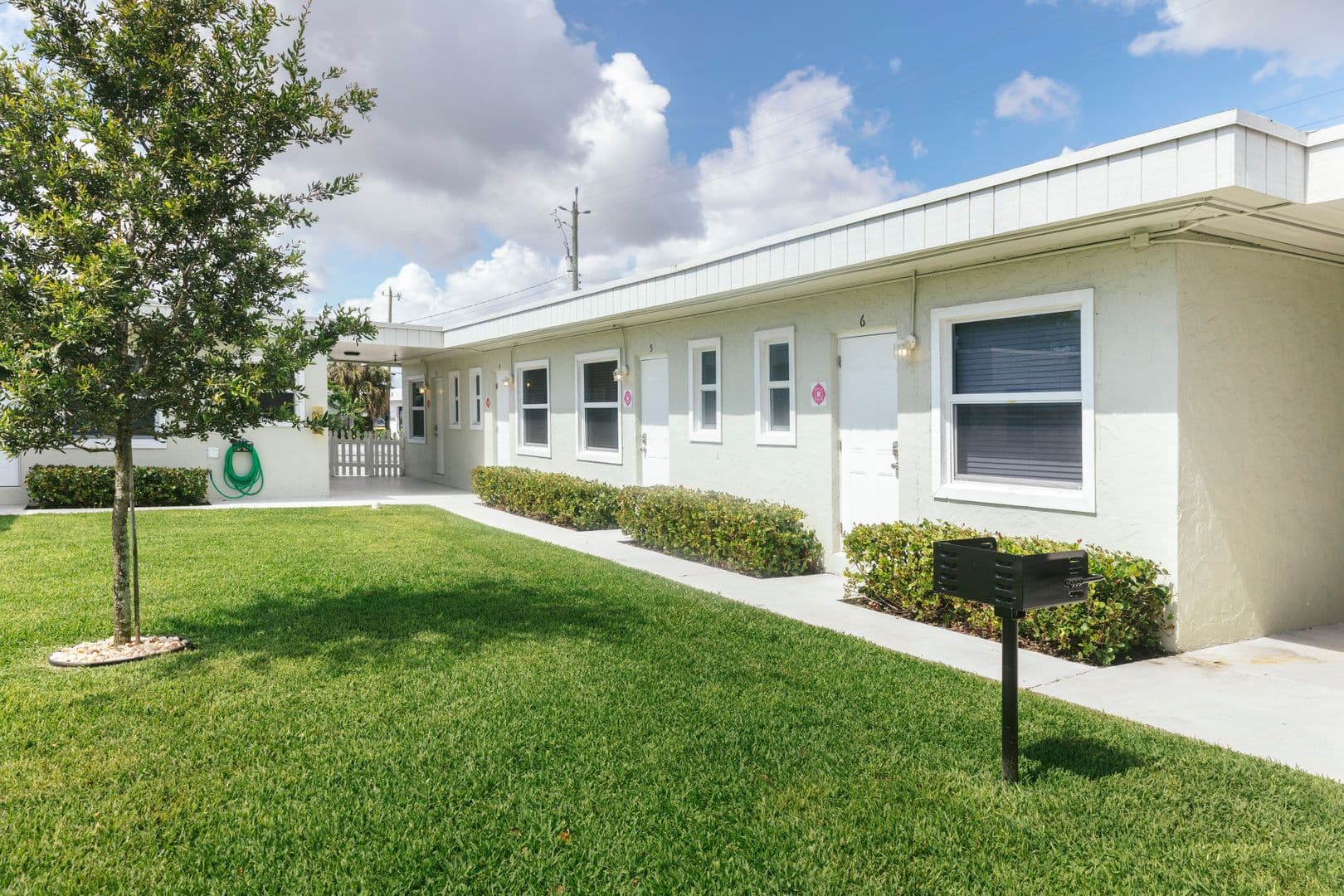 Lake Worth Beach Apartment: 2001 N Dixie Hwy
