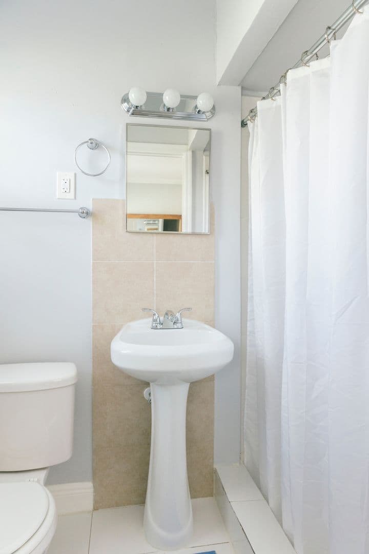 Lake Worth Beach Apartment: 2001 N Dixie Hwy