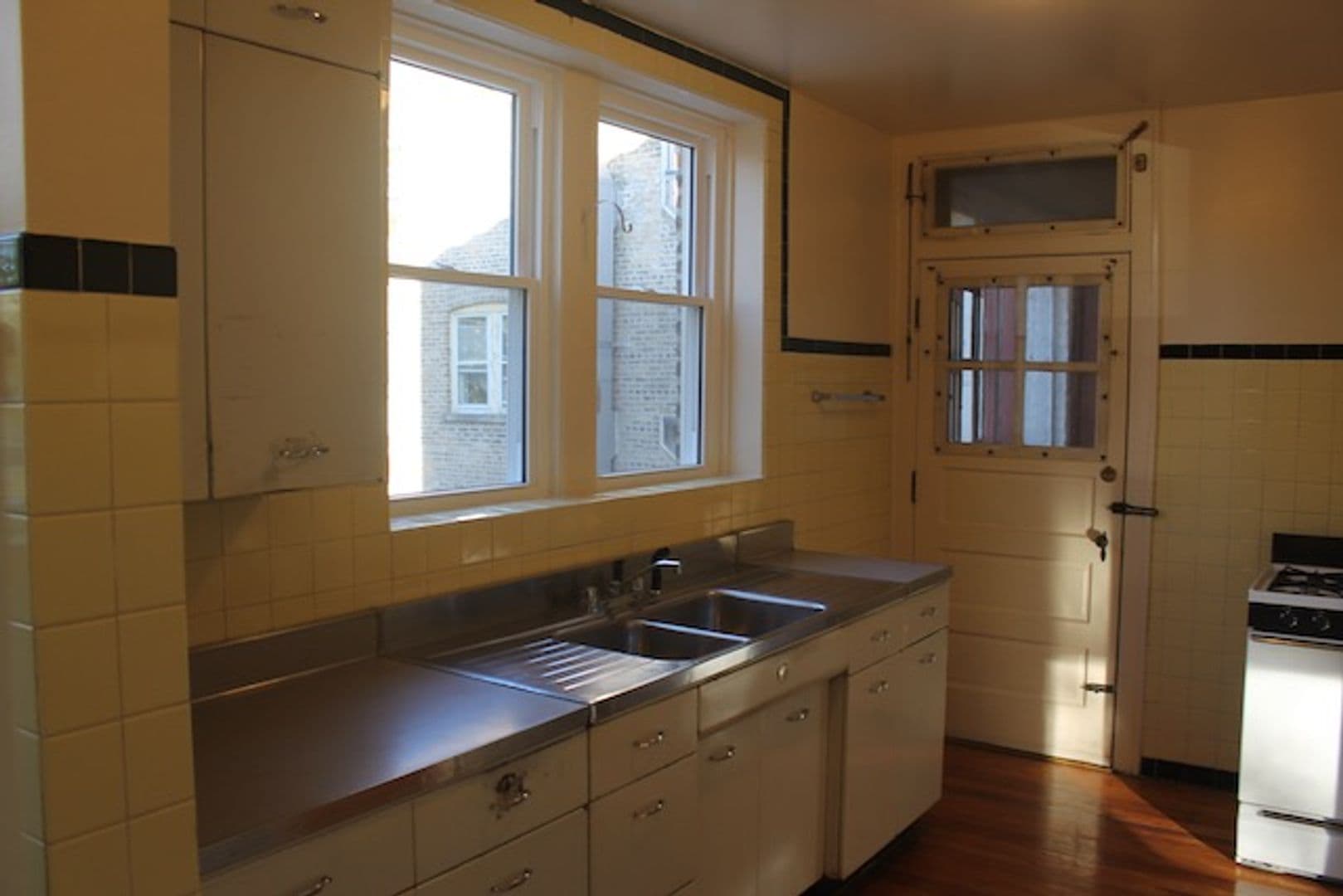 Evanston Apartment: 126-32 Custer Ave.