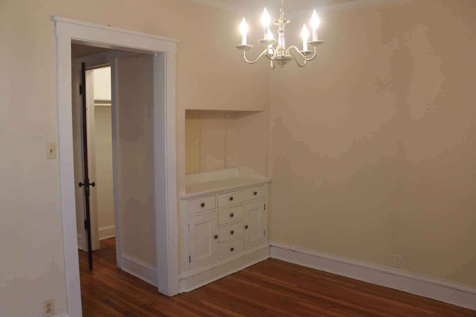 Evanston Apartment: 513 Main Street #3