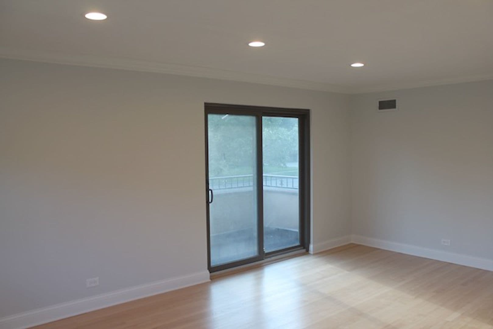 Evanston Apartment: 419 Ridge Ave