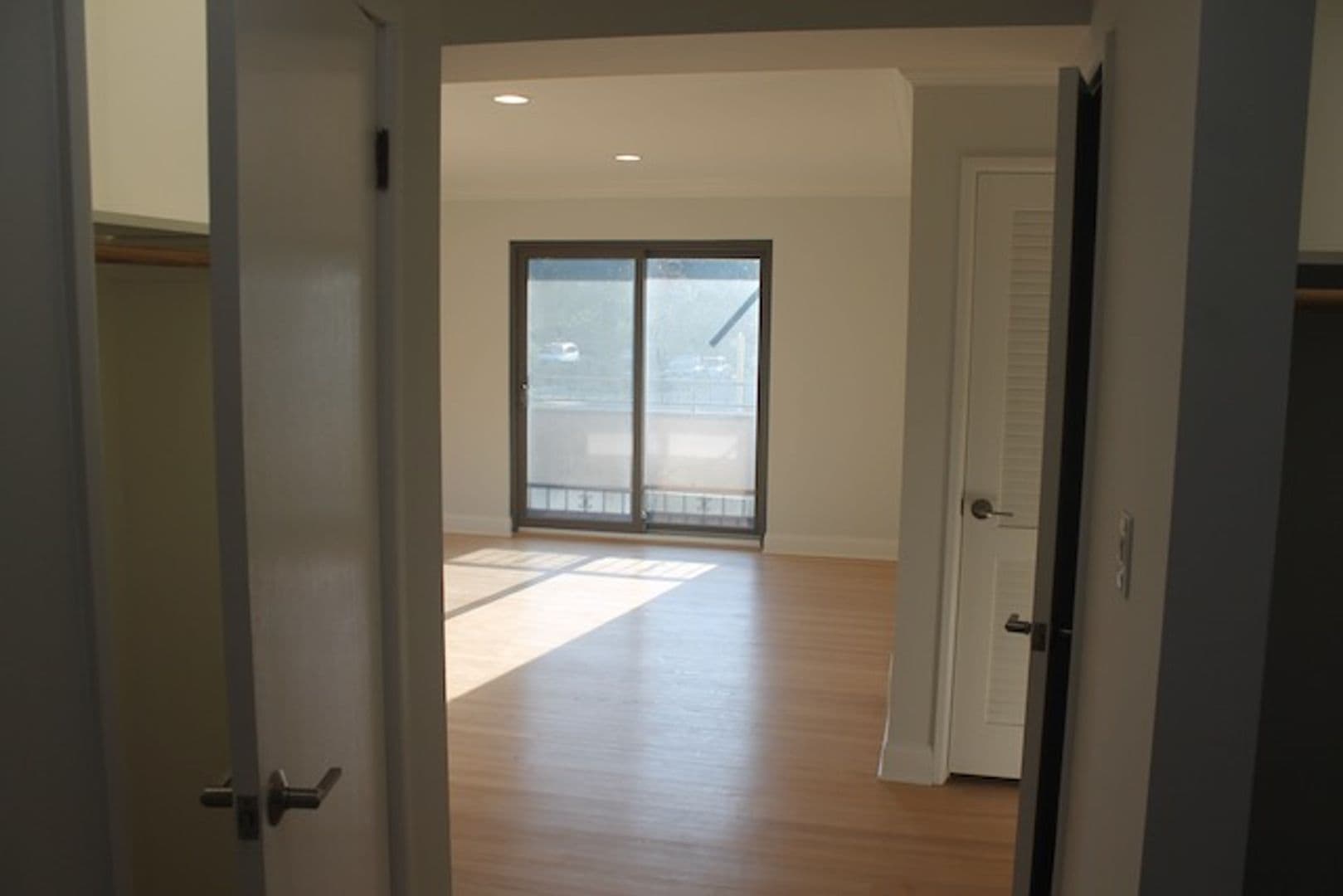 Evanston Apartment: 419 Ridge Ave