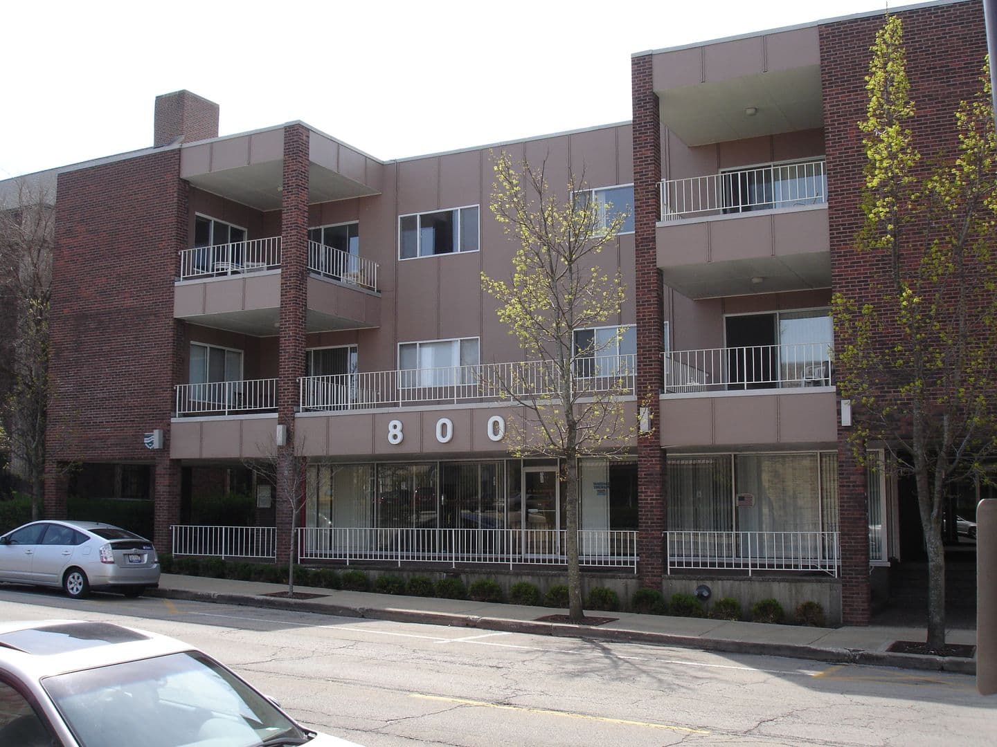 Winnetka Apartment: 800 Oak Street