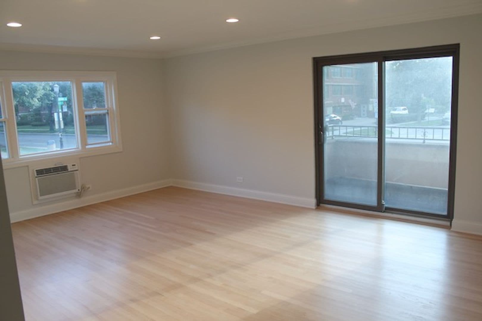 Evanston Apartment: 419 Ridge Ave