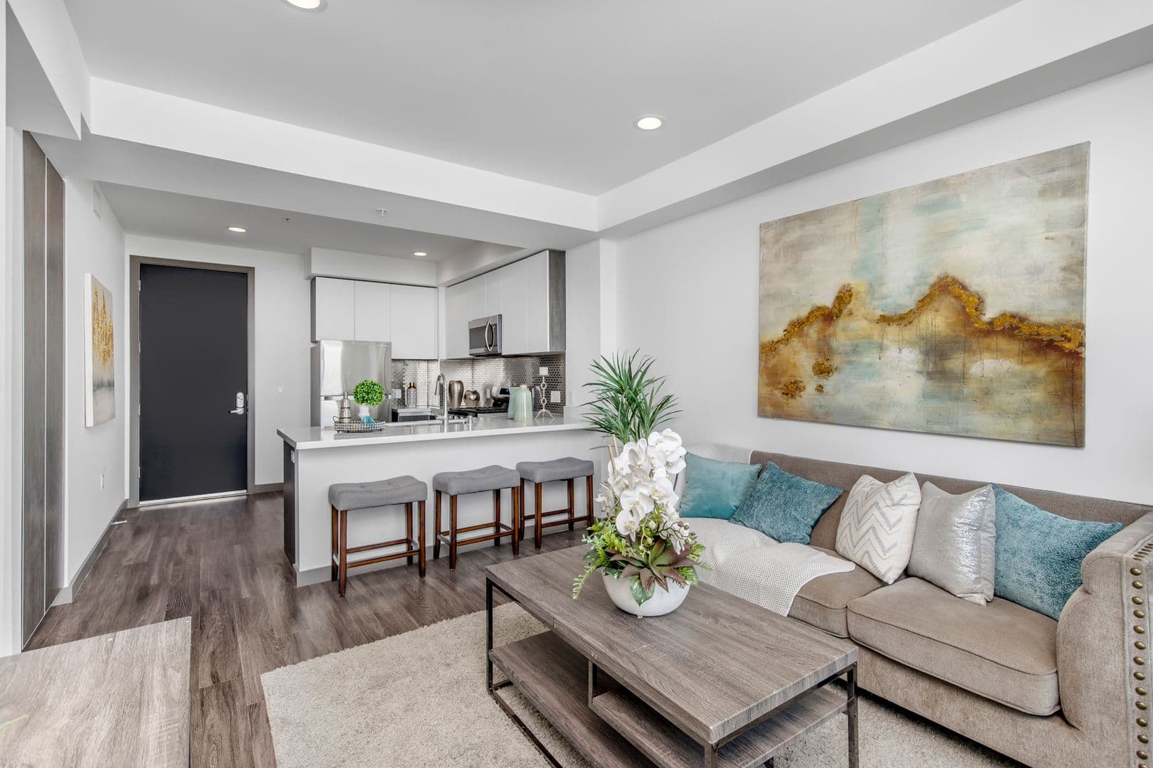Los Angeles Apartment: 3617 Venice Blvd