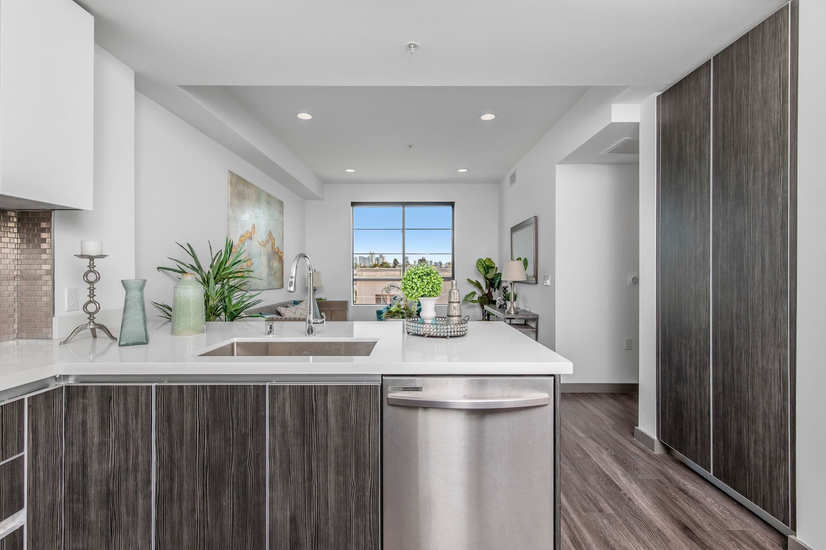 Los Angeles Apartment: 3617 Venice Blvd