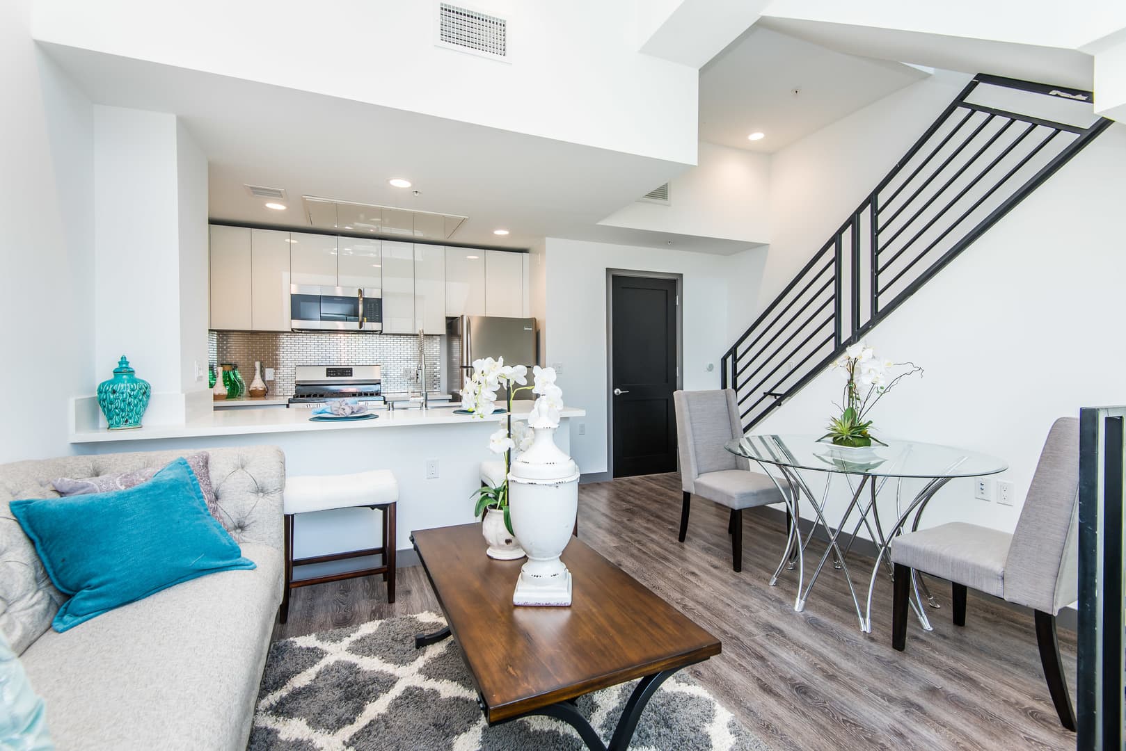 Los Angeles Apartment: 10748 Riverside Dr.