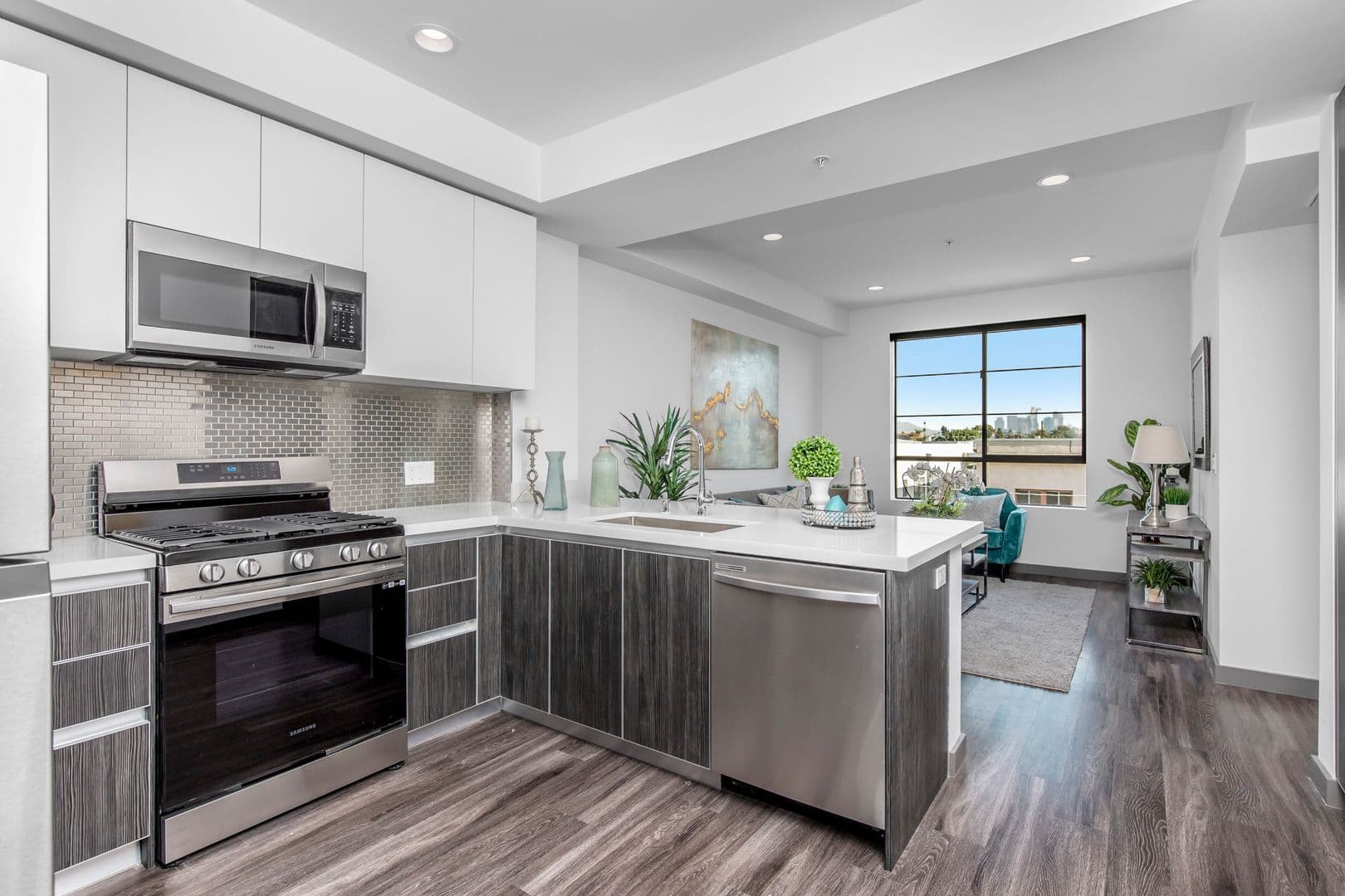 Los Angeles Apartment: 3617 Venice Blvd