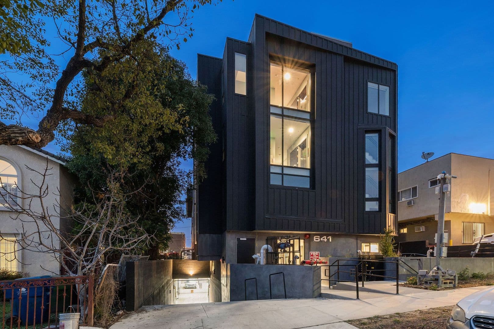 Los Angeles Apartment: 641 N Hobart Blvd