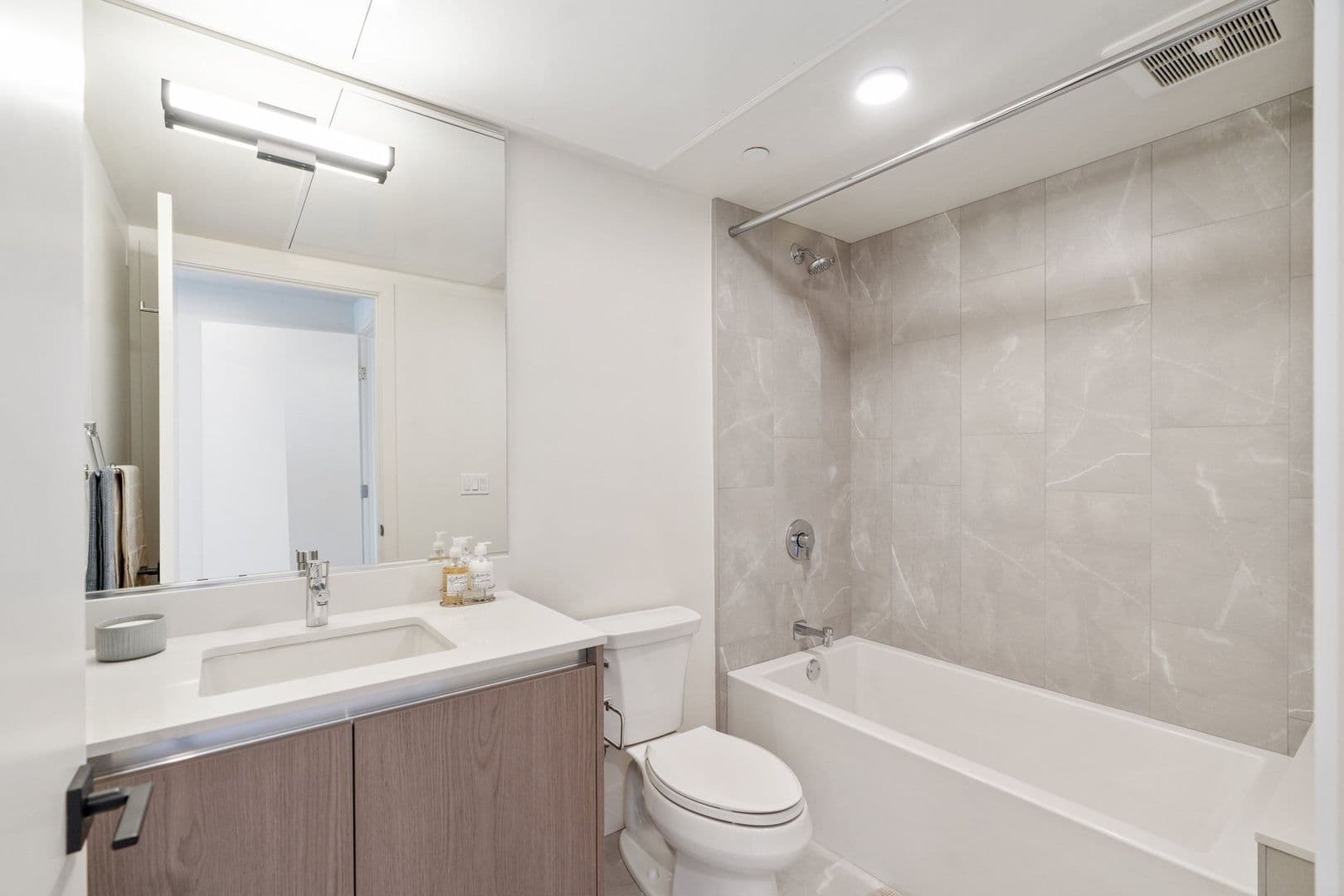 Los Angeles Apartment: 5750 Lexington Avenue