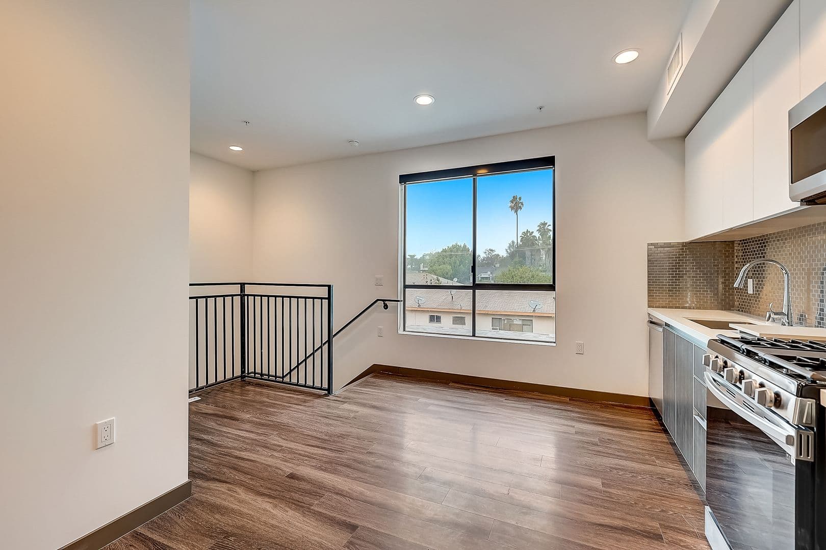 Los Angeles Apartment: 641 N Hobart Blvd