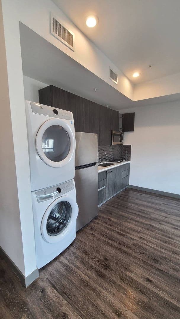 Los Angeles Apartment: 7036 La Tijera Blvd