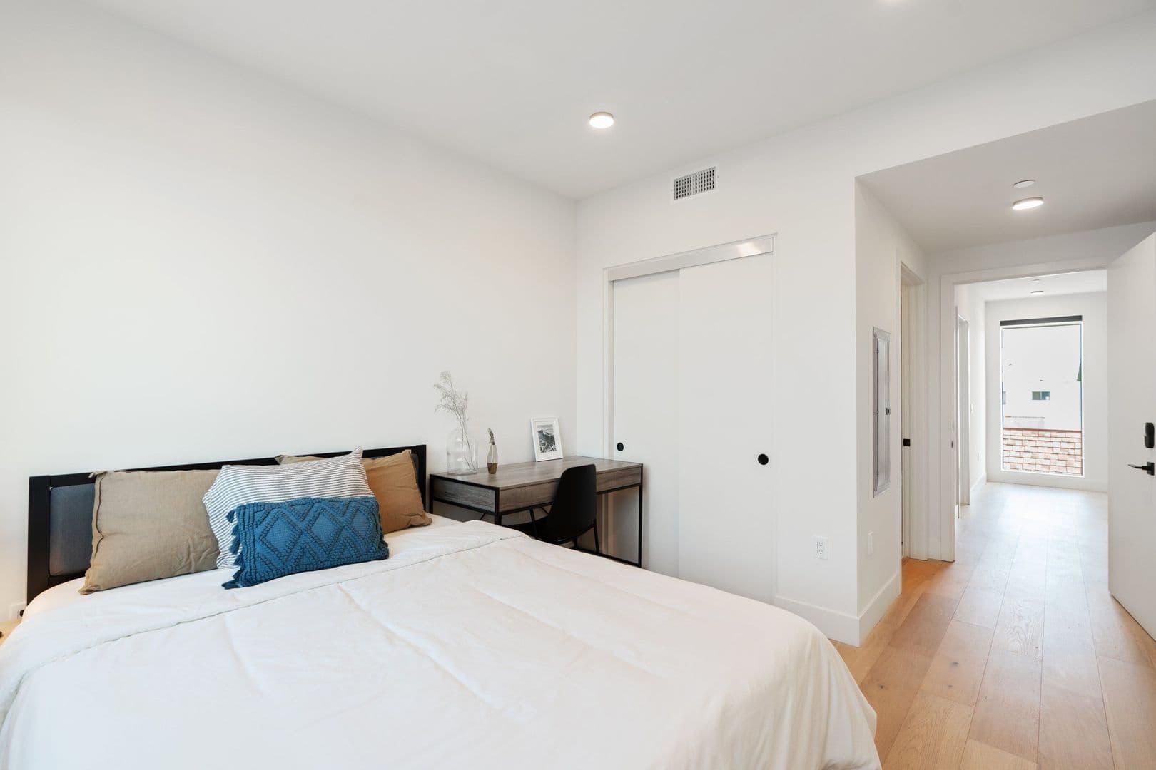Los Angeles Apartment: 5750 Lexington Avenue