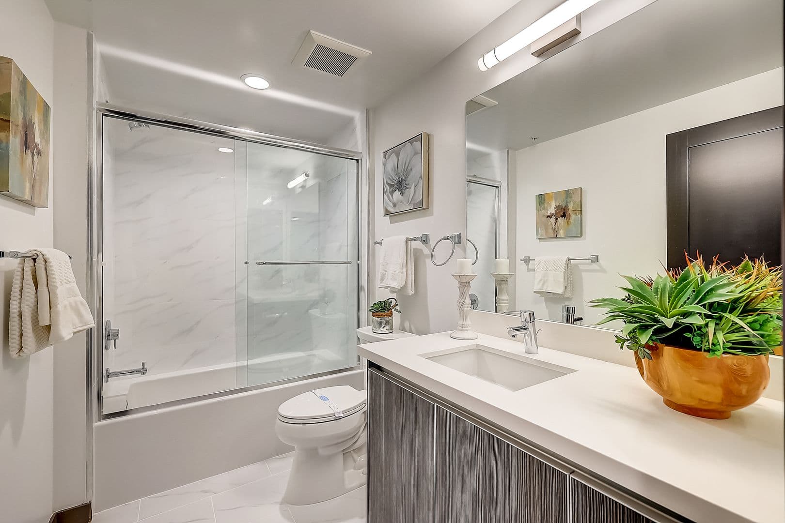 Los Angeles Apartment: 641 N Hobart Blvd