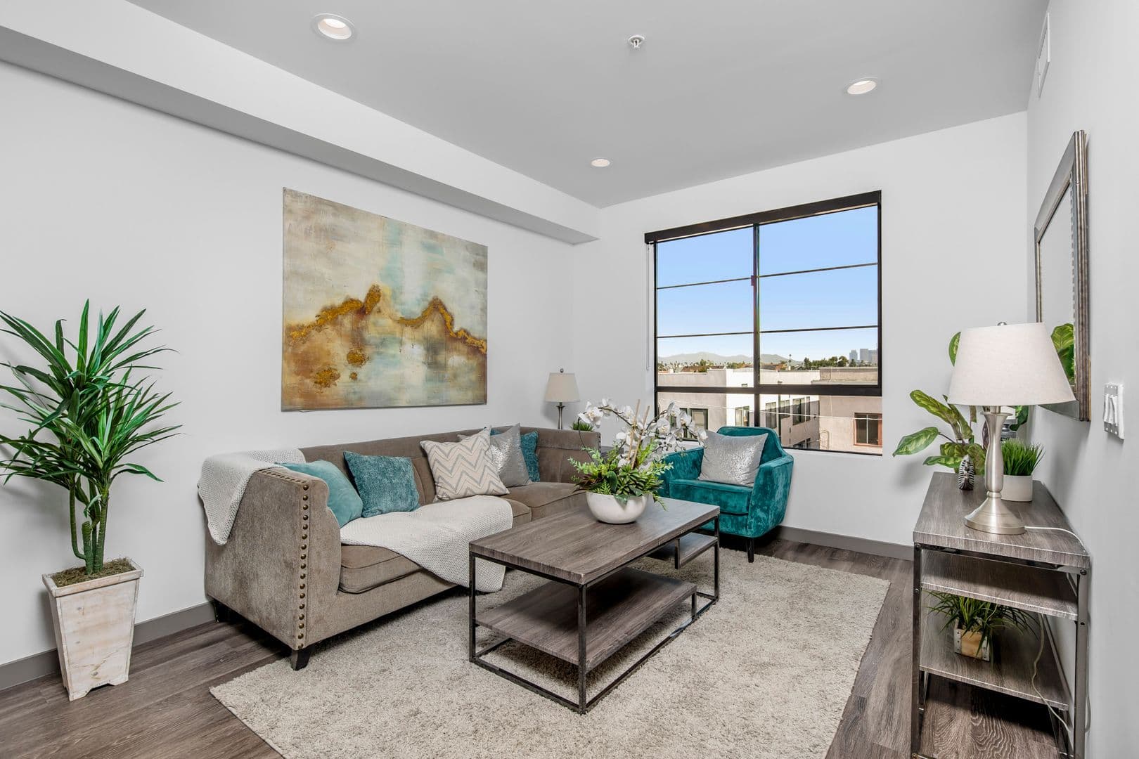 Los Angeles Apartment: 3617 Venice Blvd
