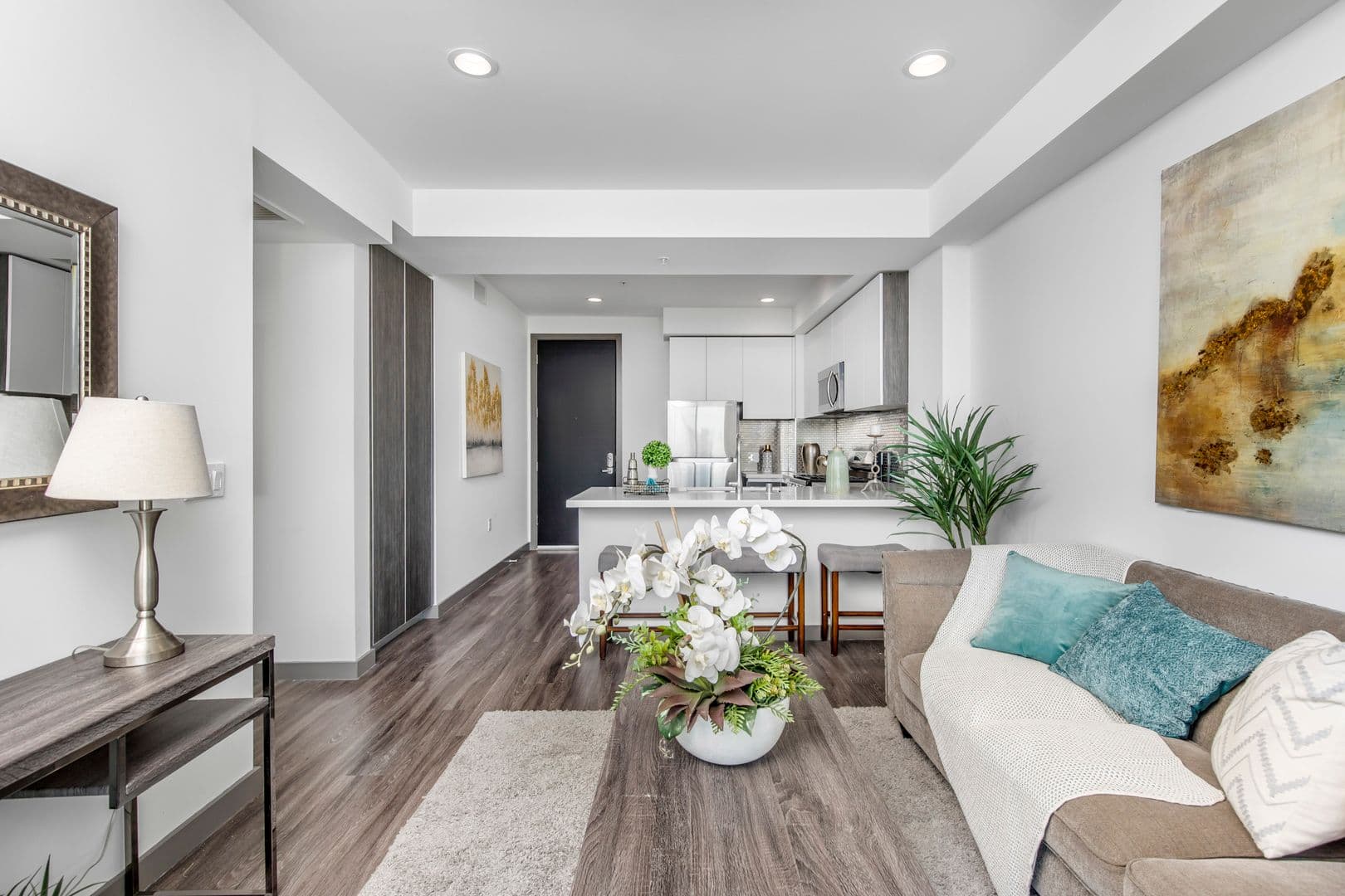 Los Angeles Apartment: 3617 Venice Blvd