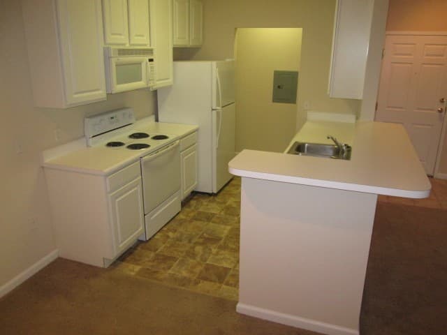 OMAHA Apartment: HILLSBOROUGH POINTE