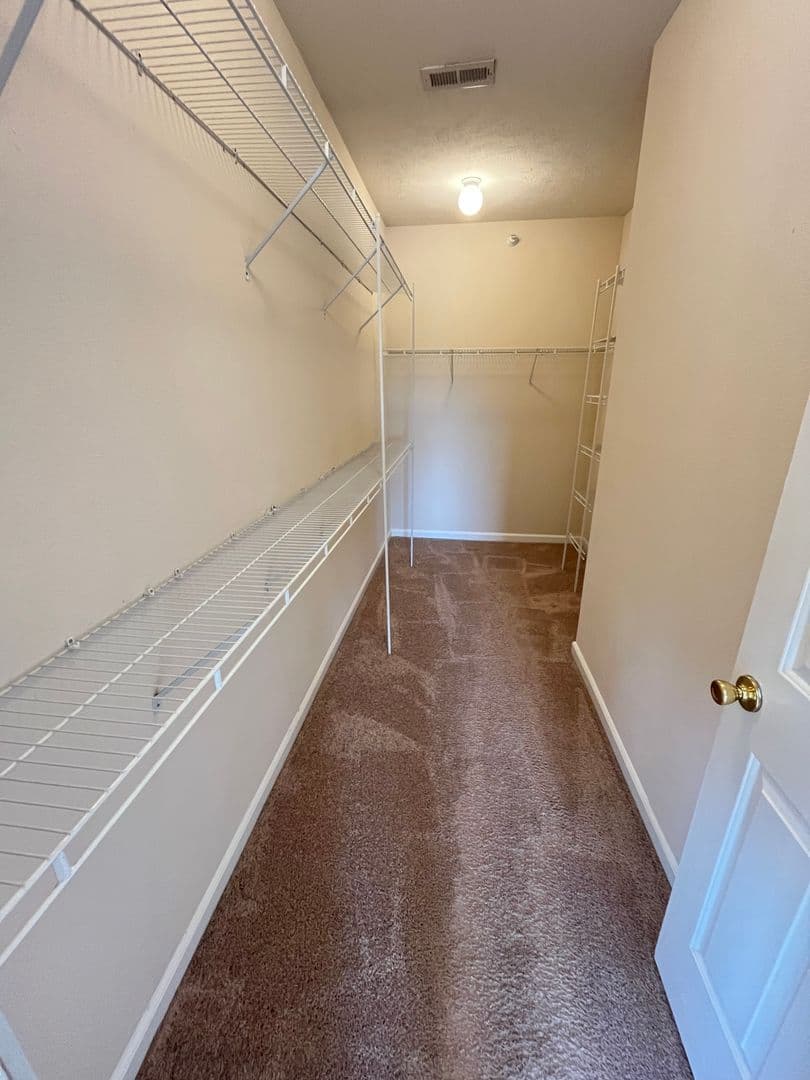 OMAHA Apartment: HILLSBOROUGH POINTE