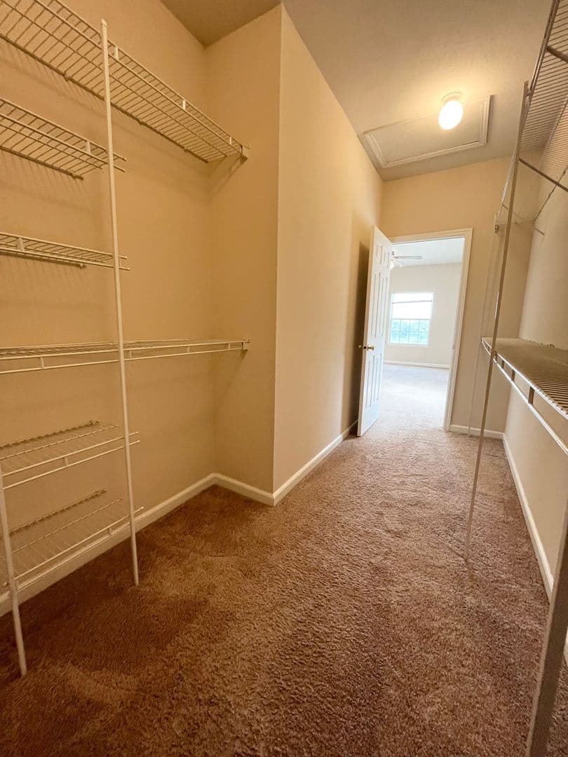 OMAHA Apartment: HILLSBOROUGH POINTE