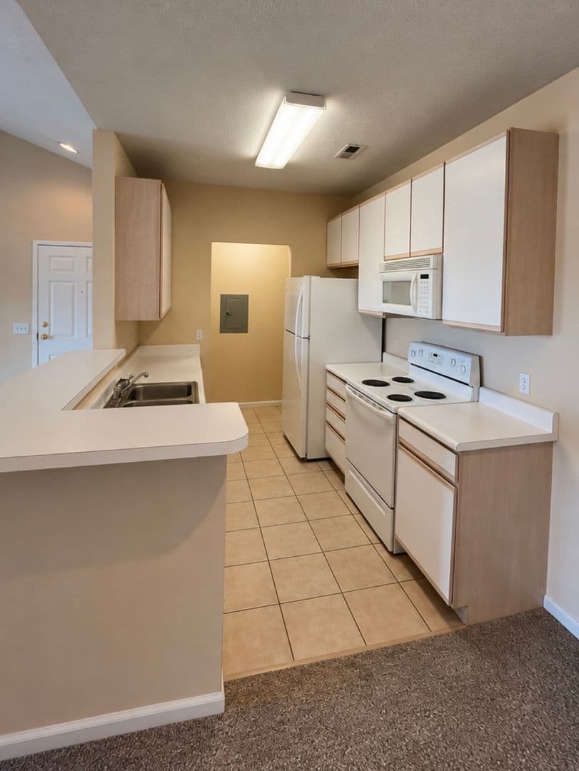OMAHA Apartment: HILLSBOROUGH POINTE