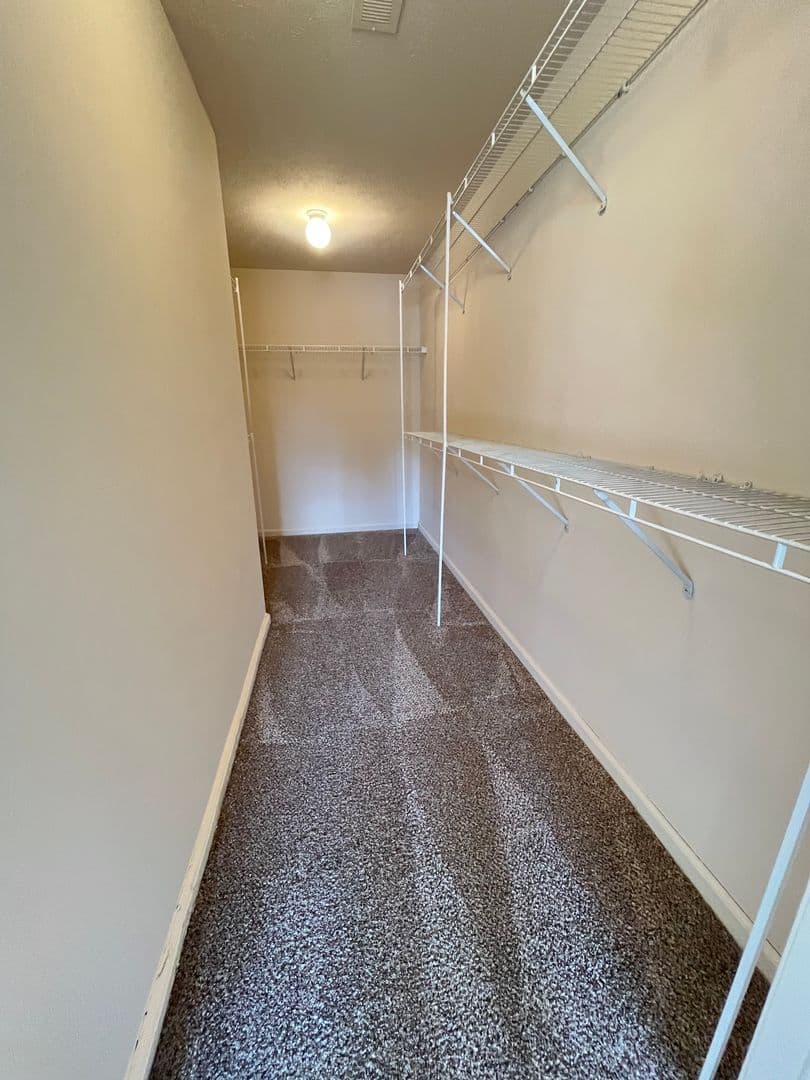 OMAHA Apartment: HILLSBOROUGH POINTE