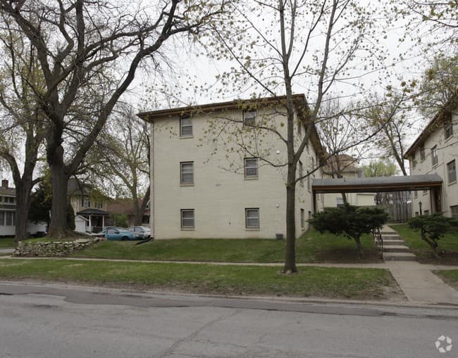 Omaha Apartment: 4955-4957 Cuming Street
