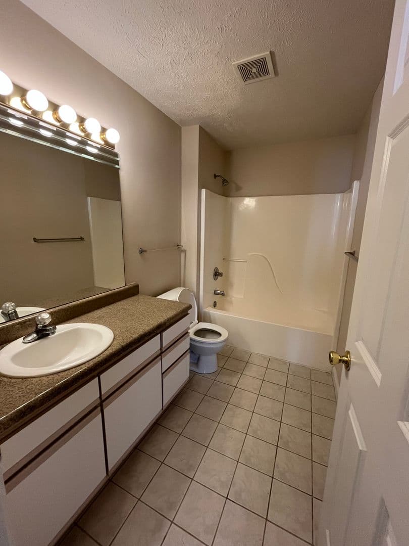 OMAHA Apartment: HILLSBOROUGH POINTE