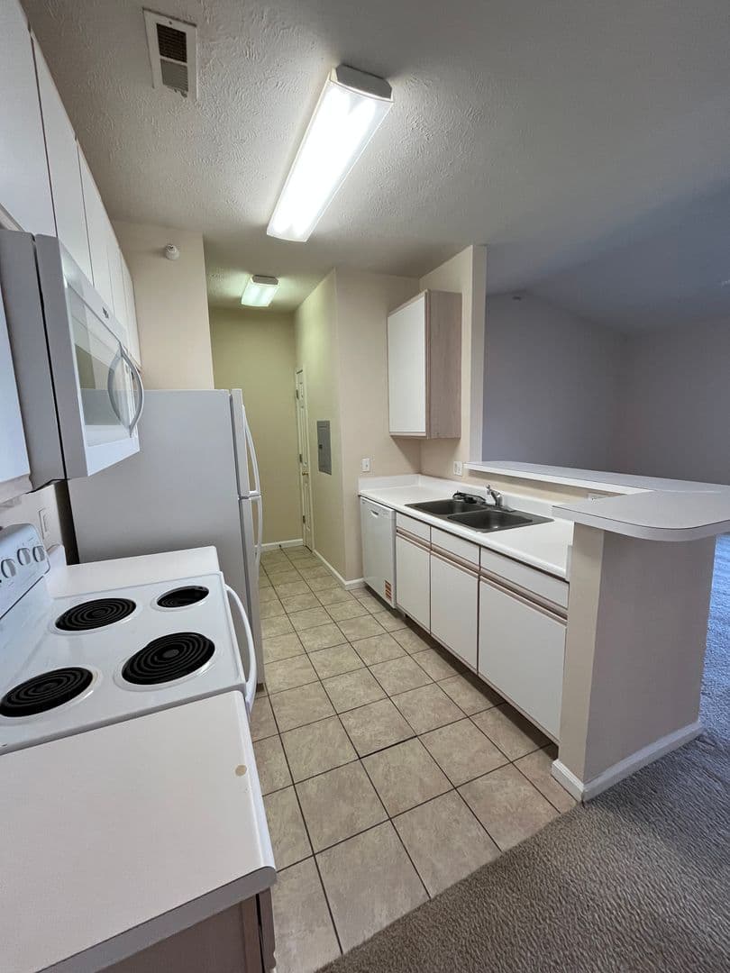 OMAHA Apartment: HILLSBOROUGH POINTE