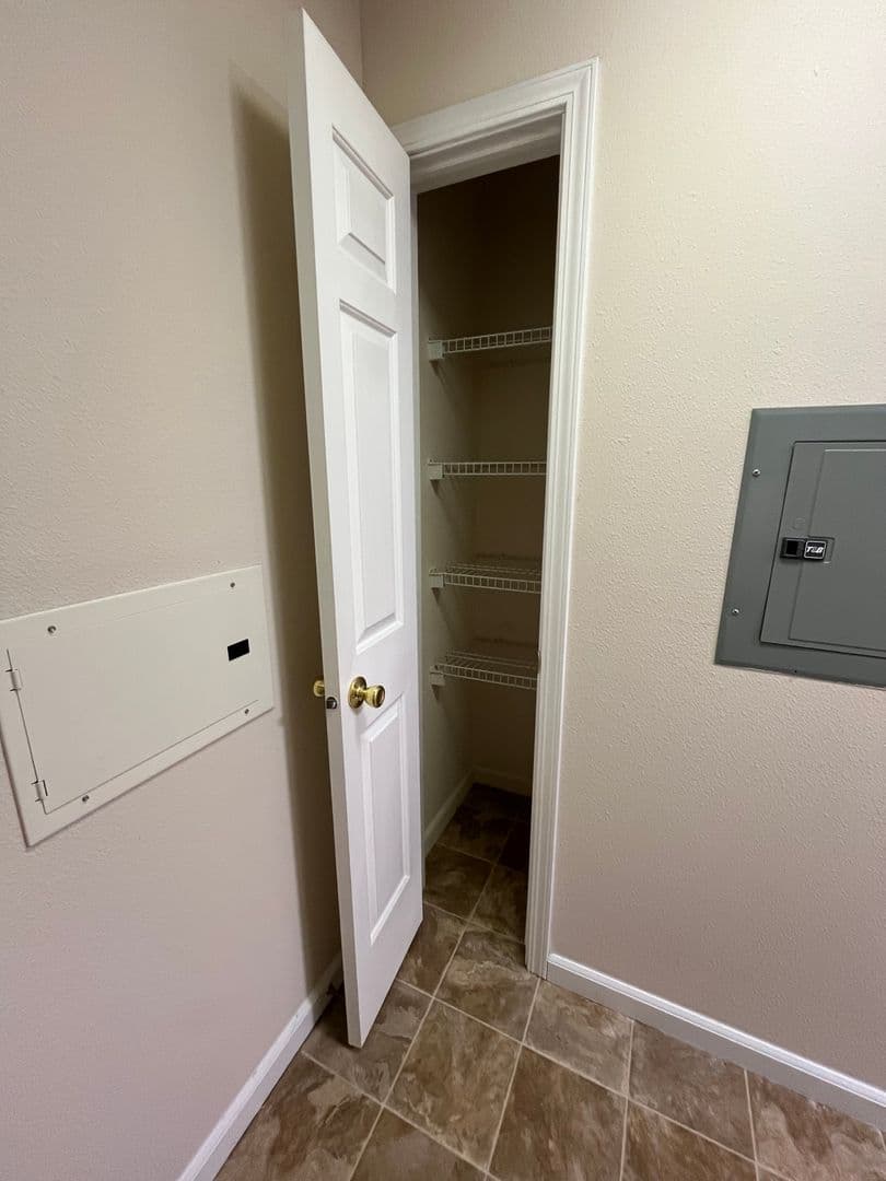 OMAHA Apartment: HILLSBOROUGH POINTE