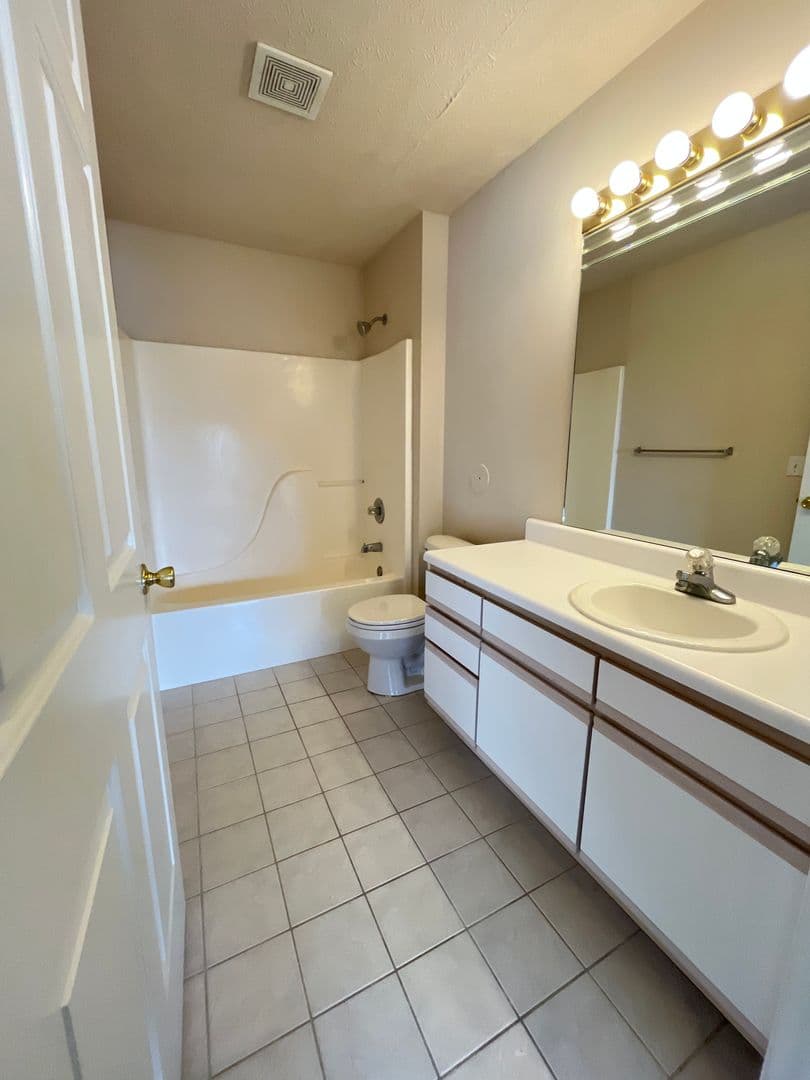 OMAHA Apartment: HILLSBOROUGH POINTE
