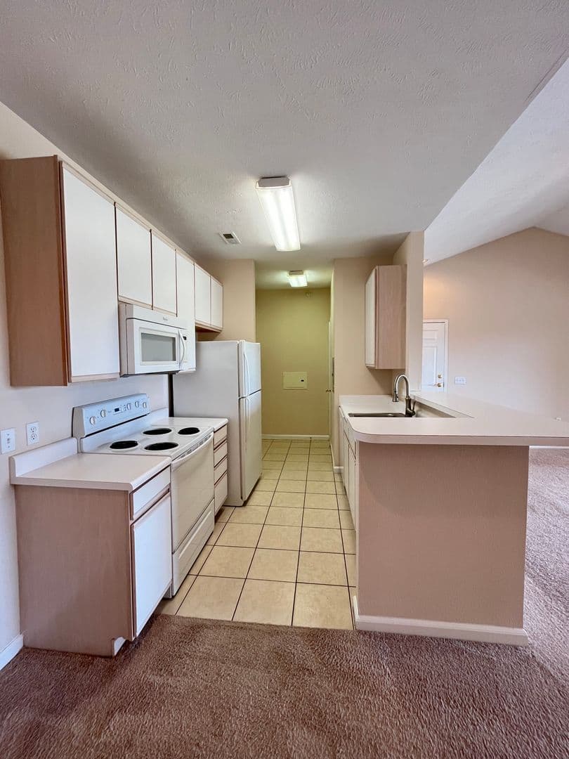 OMAHA Apartment: HILLSBOROUGH POINTE