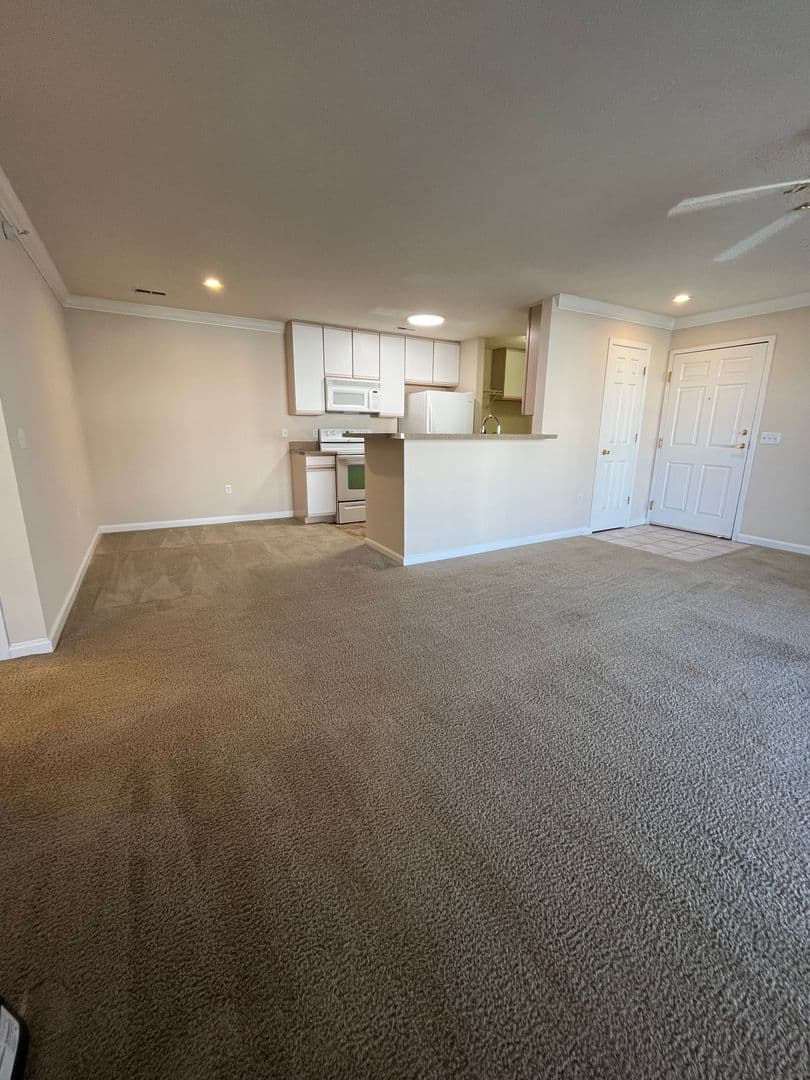 OMAHA Apartment: HILLSBOROUGH POINTE