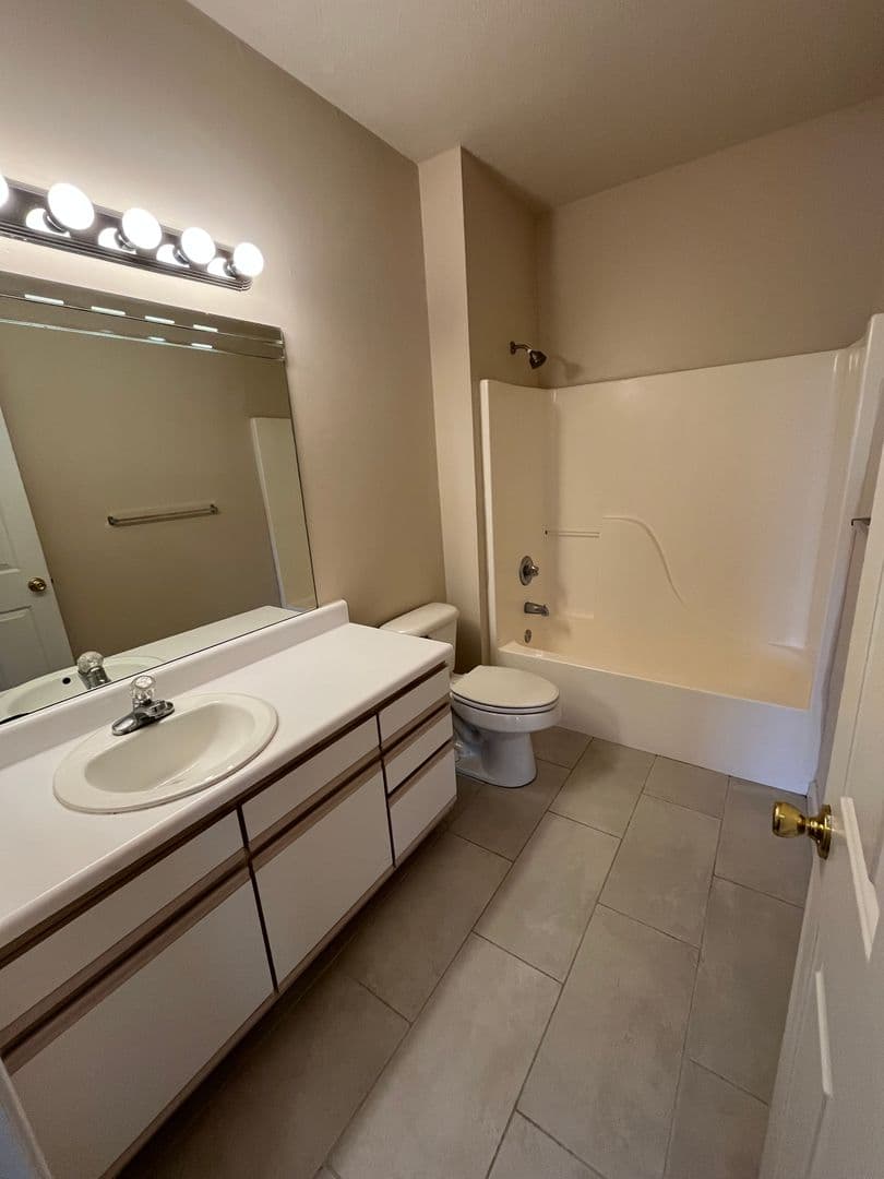 OMAHA Apartment: HILLSBOROUGH POINTE