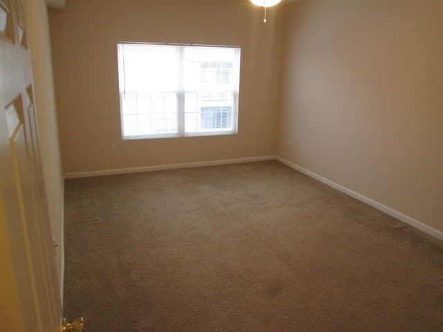OMAHA Apartment: HILLSBOROUGH POINTE