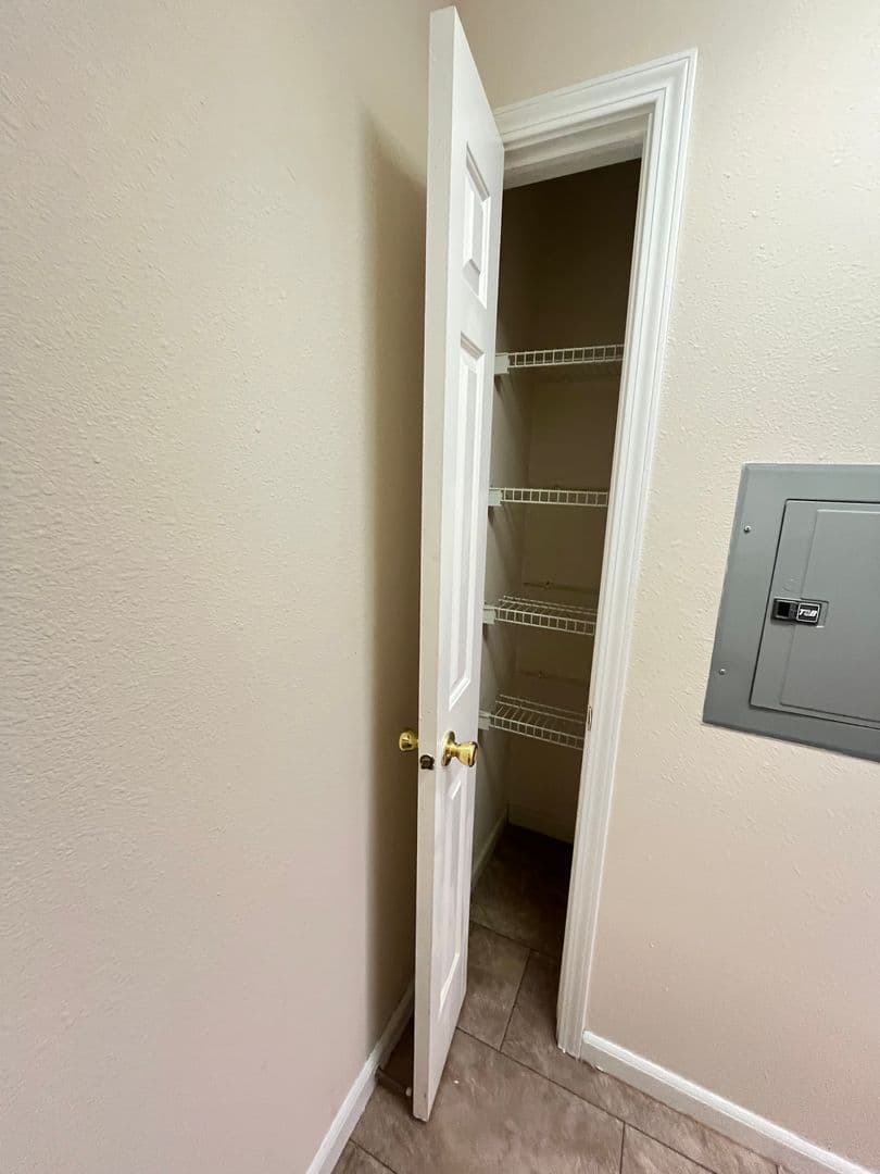 OMAHA Apartment: HILLSBOROUGH POINTE