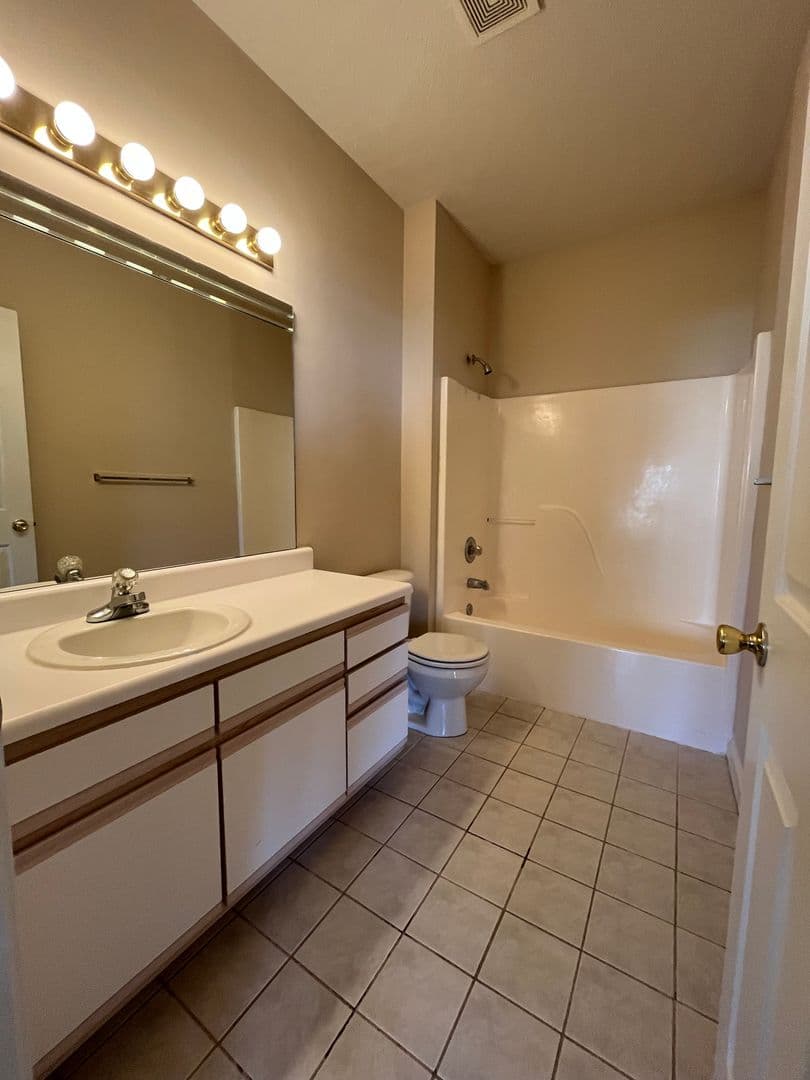 OMAHA Apartment: HILLSBOROUGH POINTE